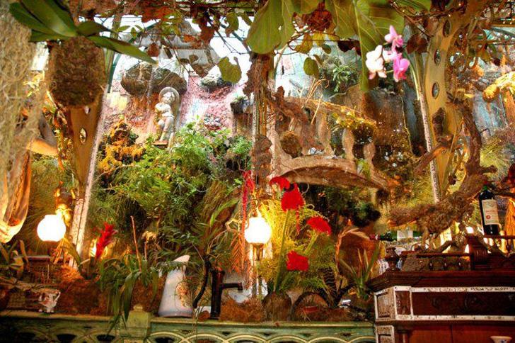Het druiven- en tomaatjesbuffet hangt in Mas Provençal aan het plafond. Eten met het betere urban bosgevoel mooiwatplantendoen.nl