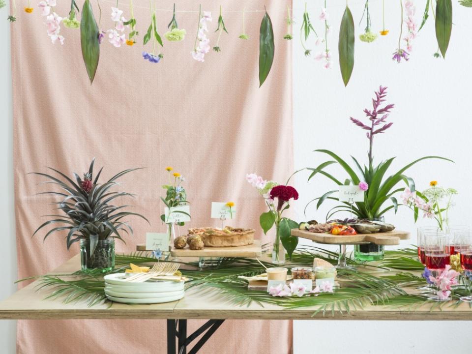 Zomerse feesttafel met planten en bloemen - Mooiwatplantendoen.nl