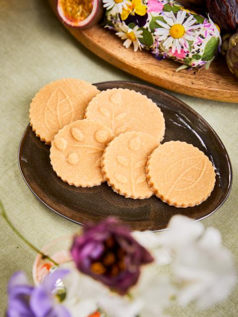 vegan koekjes met een florale print Mooiwatplantendoen.nl