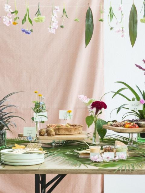 Zomerse feesttafel met planten en bloemen - Mooiwatplantendoen.nl