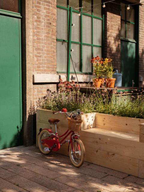 tuinbank met plantenbak mooiwatplantendoen.nl